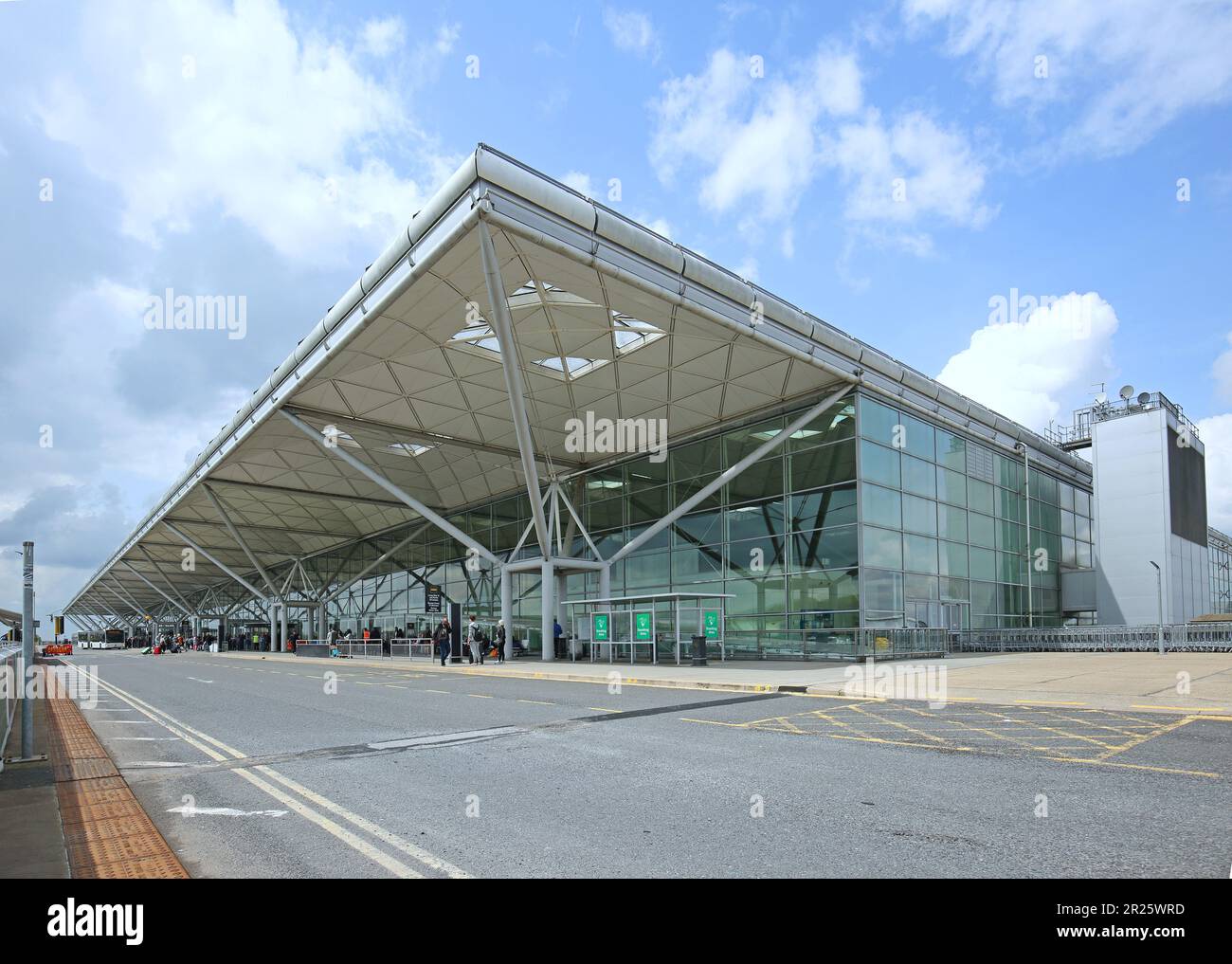 Aéroport de Stansted, Royaume-Uni. Route d'approche principale et entrée de l'aérogare conçue par Norman Foster. Banque D'Images