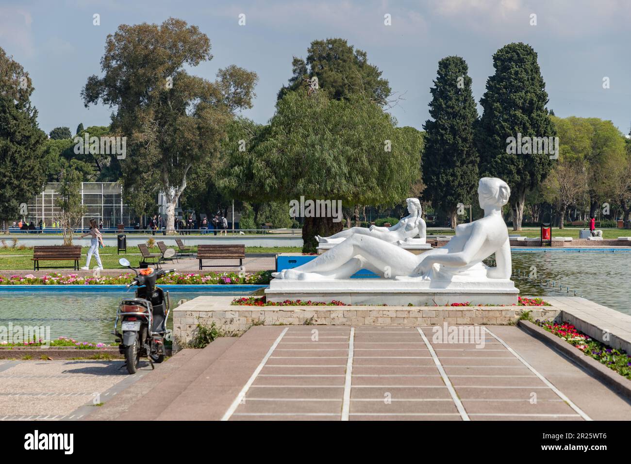 Une photo des sculptures de la femme inclinable à côté de la Cascade Pool de Kulturpark, réalisée par Sadi Calik et Turgut Pura en 1953. Banque D'Images