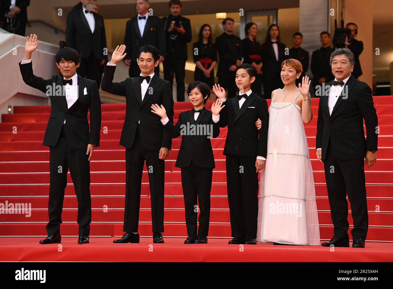(De gauche à droite) Yuji Sakamoto, Eita Nagayama, Hiiragi Hinata, soja Kurokawa, Sakura Ando, Et le réalisateur Hirokazu Koreeda assiste à la première de Monster lors du Festival de Cannes 76th. Date de la photo: Mercredi 17 mai 2023. Le crédit photo devrait se lire comme suit : Doug Peters/PA Wire Banque D'Images (De gauche à droite) Yuji Sakamoto, Eita Nagayama, Hiiragi Hinata, soja Kurokawa, Sakura Ando, Et le réalisateur Hirokazu Koreeda assiste à la première de Monster lors du Festival de Cannes 76th. Date de la photo: Mercredi 17 mai 2023. Le crédit photo devrait se lire comme suit : Doug Peters/PA Wire Banque D'Images