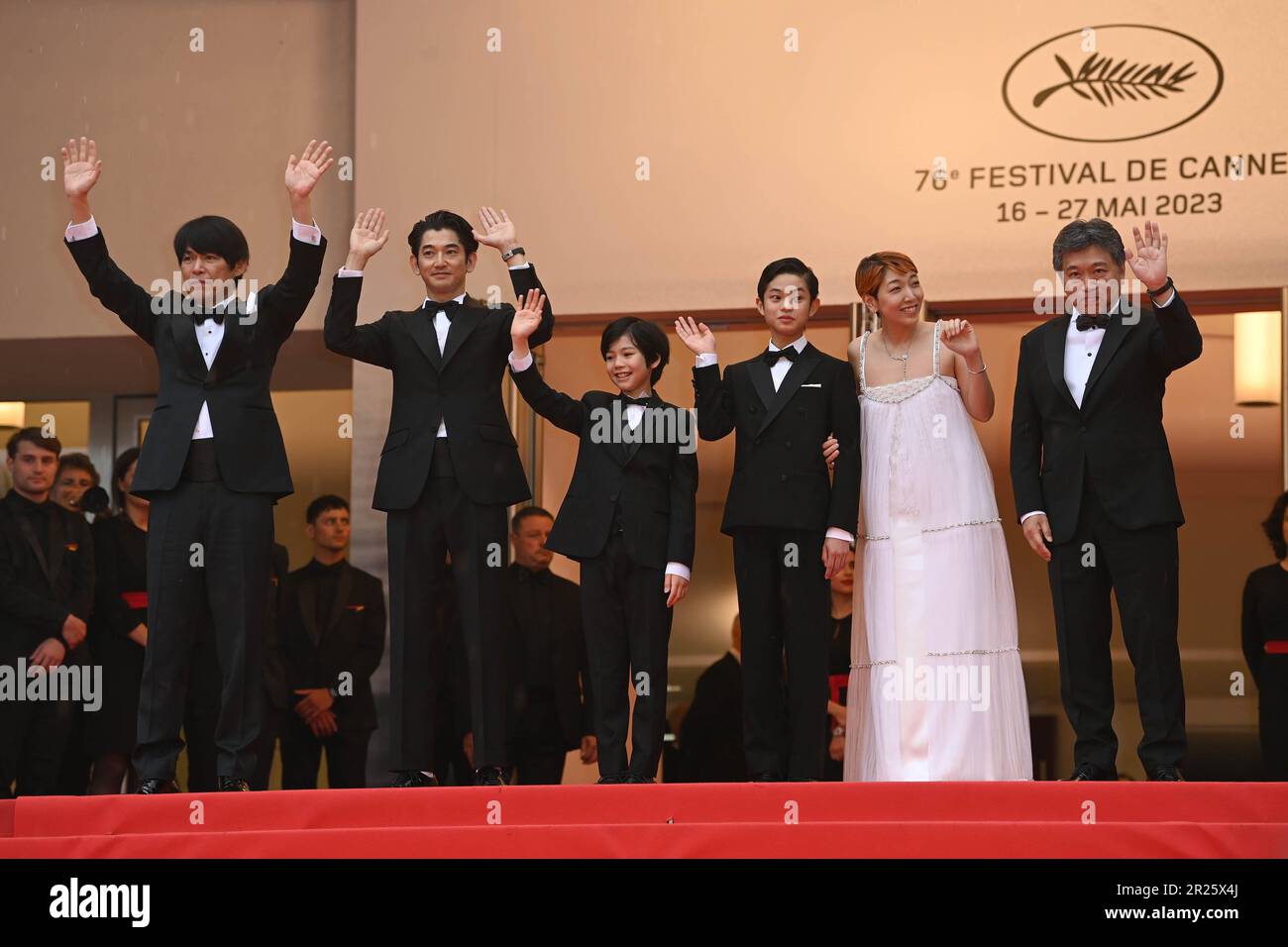 (De gauche à droite) Yuji Sakamoto, Eita Nagayama, Hiiragi Hinata, soja Kurokawa, Sakura Ando, Et le réalisateur Hirokazu Koreeda assiste à la première de Monster lors du Festival de Cannes 76th. Date de la photo: Mercredi 17 mai 2023. Le crédit photo devrait se lire comme suit : Doug Peters/PA Wire Banque D'Images (De gauche à droite) Yuji Sakamoto, Eita Nagayama, Hiiragi Hinata, soja Kurokawa, Sakura Ando, Et le réalisateur Hirokazu Koreeda assiste à la première de Monster lors du Festival de Cannes 76th. Date de la photo: Mercredi 17 mai 2023. Le crédit photo devrait se lire comme suit : Doug Peters/PA Wire Banque D'Images