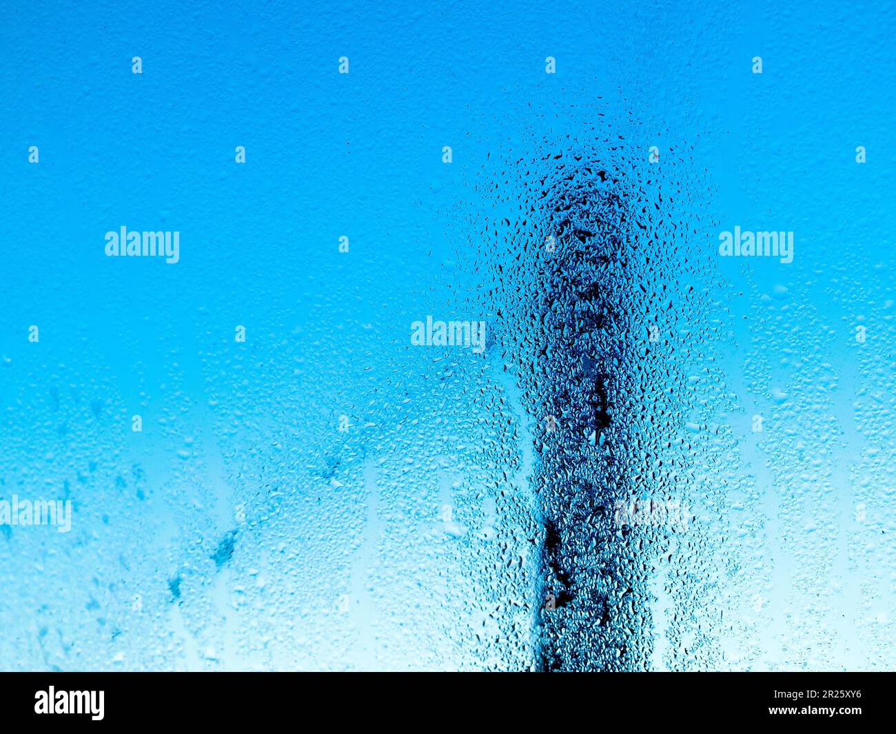 Scène abstraite vue par condensation sur la fenêtre. Banque D'Images