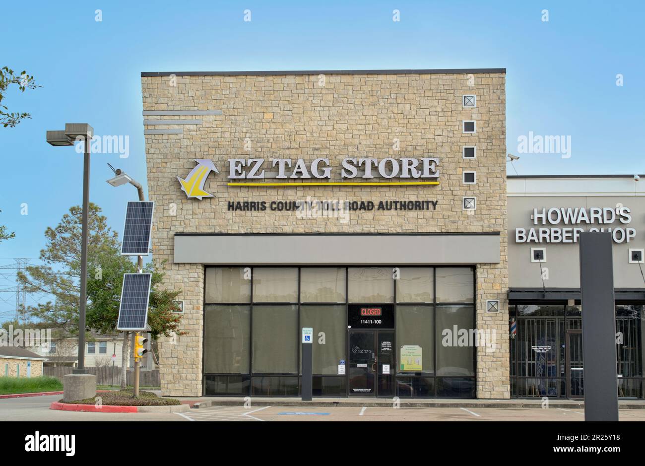 Humble, Texas USA 02-26-2023: EZ Tag Store extérieur d'affaires dans un humble, TX Strip Mall. Le système de capteur à transpondeur permet de payer les péages sans arrêt. Banque D'Images