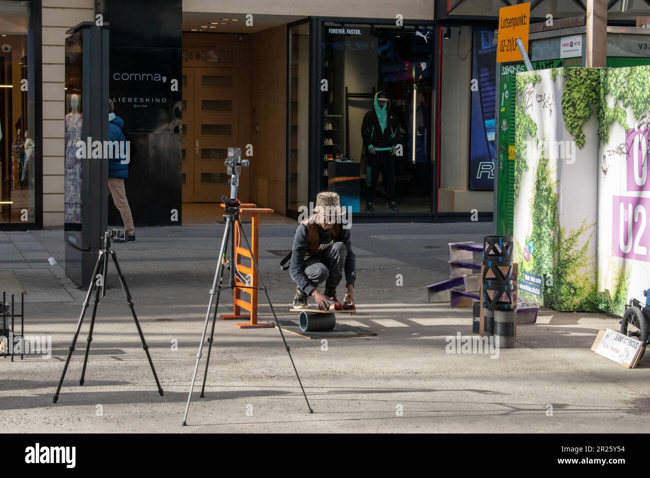 Vienne, Autriche - 01 avril 2023 : un homme est un homme qui jongle à côté du marché et qui montre son jeu au peuple Banque D'Images