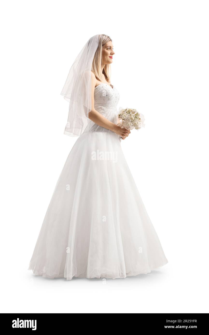 Photo pleine longueur d'une mariée avec un voile tenant un bouquet de mariée isolé sur fond blanc Banque D'Images