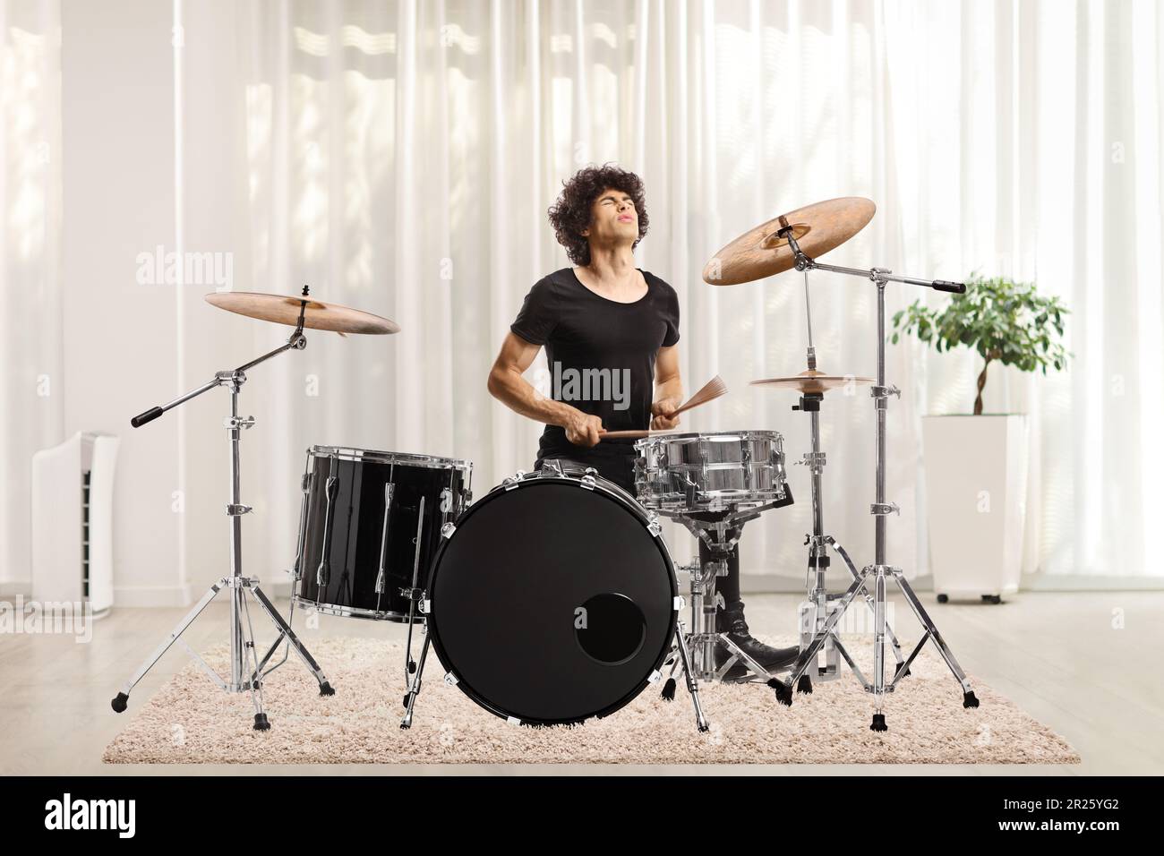 Homme jouant des tambours isolés sur fond blanc Banque D'Images