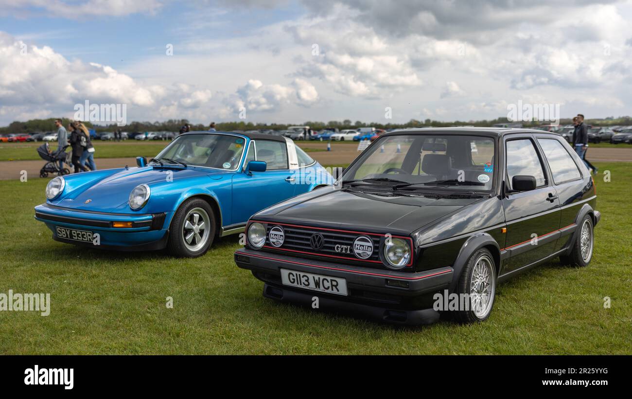 1977 Porsche 911 Targa & 1989 VW Golf GTI, exposés au Scramble d'avril qui s'est tenu au Bicester Heritage Center le 23 avril 2023. Banque D'Images