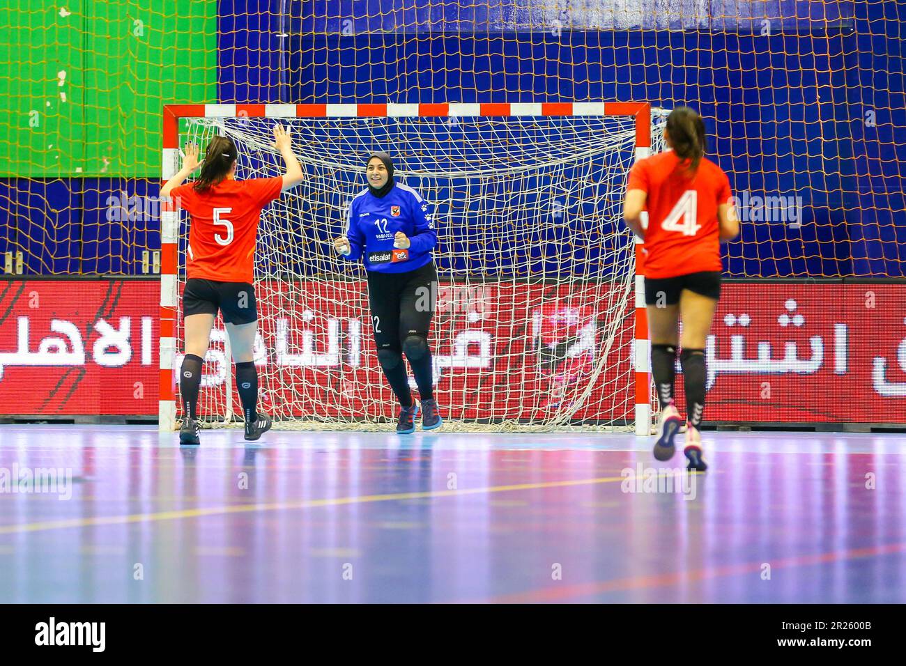 Natasha Crnogorsko et Mennattalah lors de la confédération féminine de handball africaine de 2023, Al Ahly Dames et Moknine de Tunisie au Caire, en Égypte. Banque D'Images