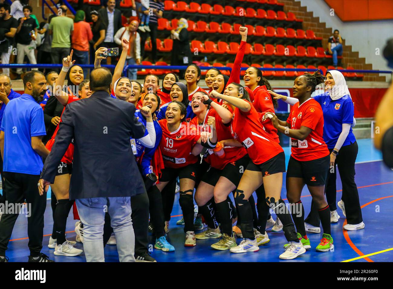 Al Ahly fête lors du match de 2023 de la confédération féminine de handball africaine entre Al Ahly Dames et Moknine de Tunisie au Caire, en Égypte. Banque D'Images