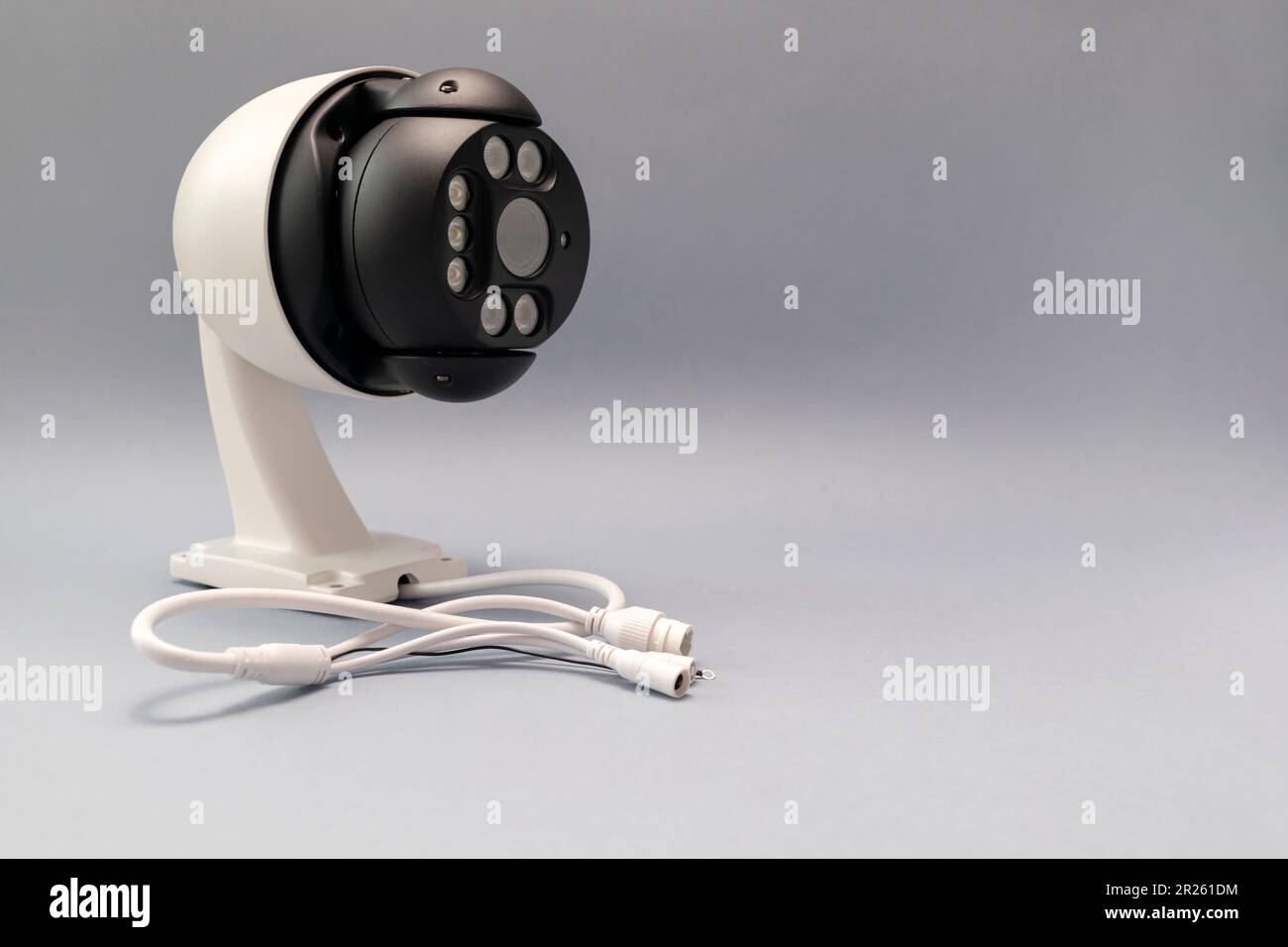 Modèle de système de sécurité d'alarme, surveillance vidéo anti-intrusion,  caméra de surveillance pour maison intelligente, maison sur fond gris.  Wi-Fi Videcam, cctv. Copier Photo Stock - Alamy