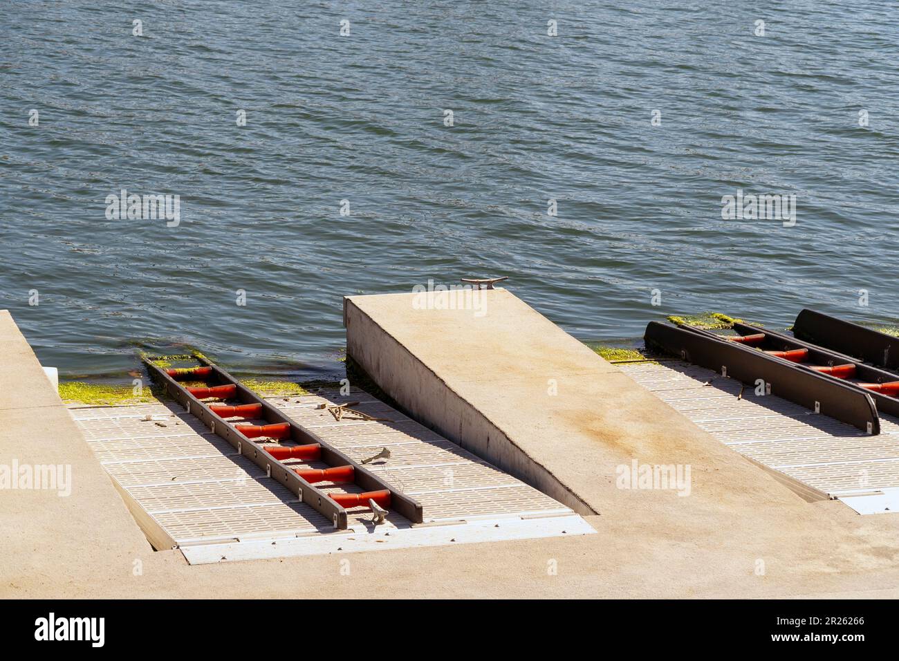 Rampes de mise à l'eau sur un quai de la marina. Banque D'Images