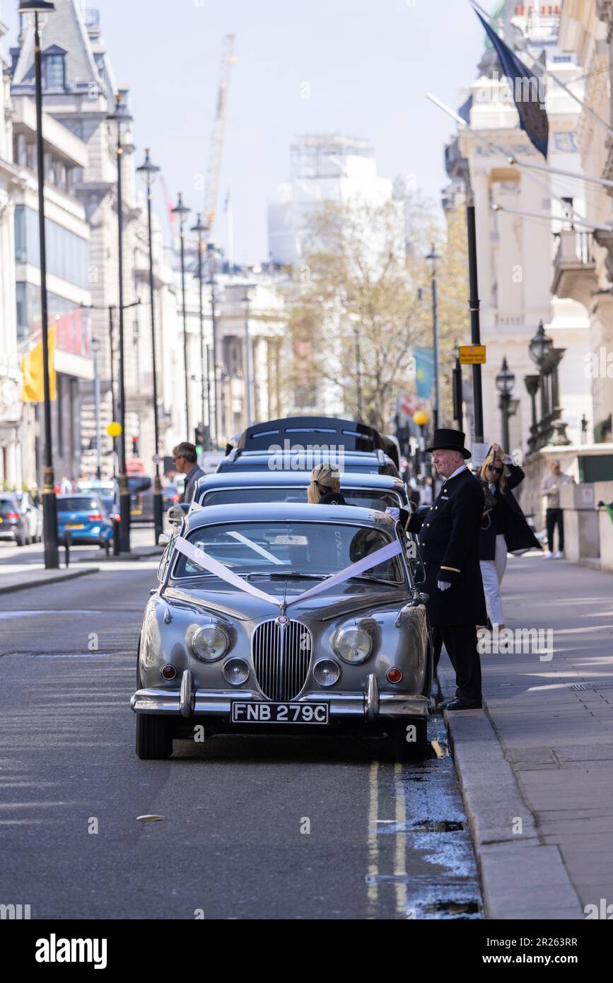 Voitures de mariage à l'extérieur du Royal automobile Club situé sur Pall Mall, le Club fondé en 1897 situé dans la région de St James à Londres, Angleterre, Royaume-Uni Banque D'Images