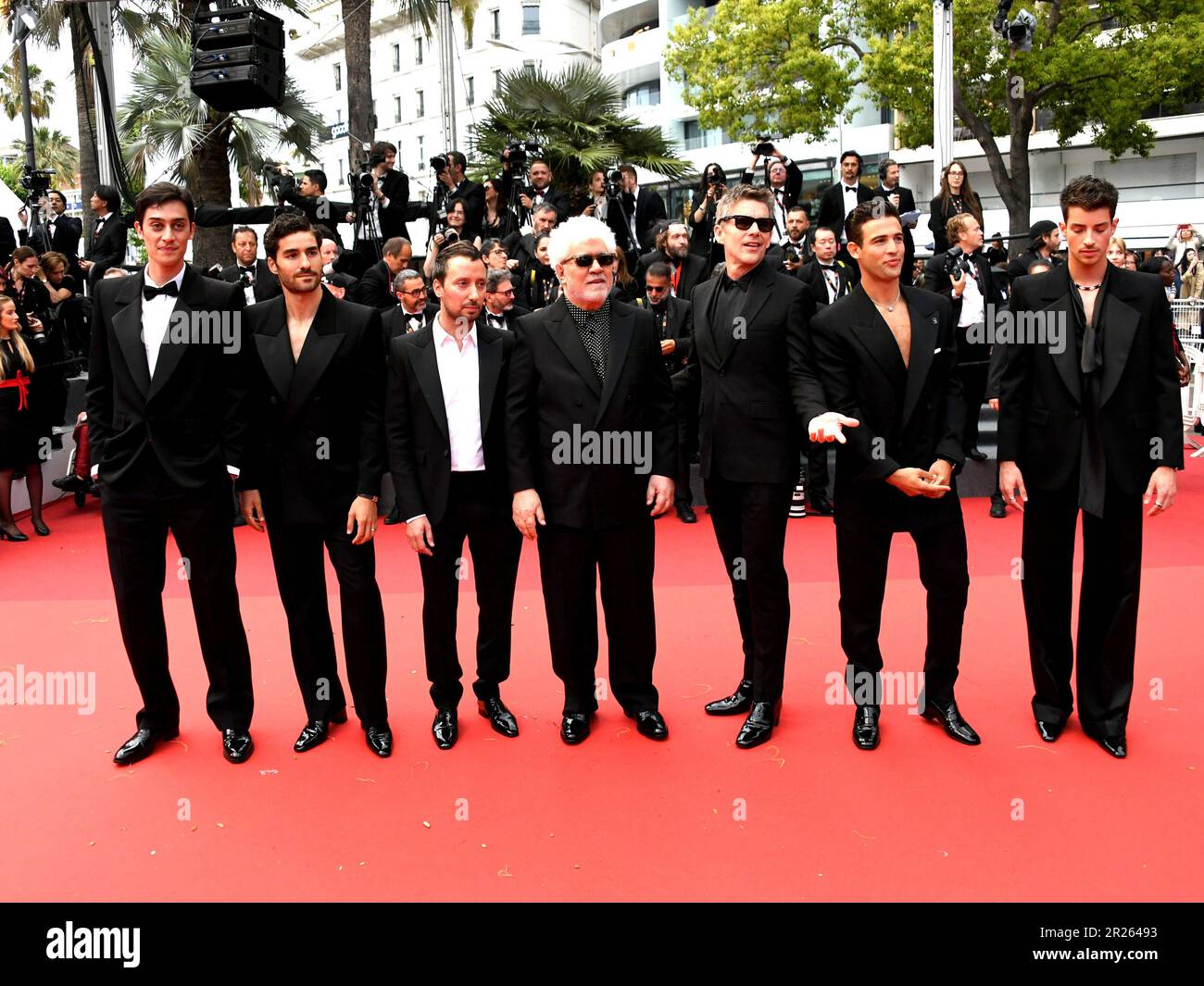 Cannes, France. 01st janvier 2016. 76th Festival de Cannes 2023, soirée 2 - tapis rouge du film "Monster" sur la photo : Manuel Rios, Jason Fernández, Ethan Hawke, Directeur Pedro Almodóvar, Anthony Vaccarello, José Condessa et George Steane crédit: Agence de photo indépendante/Alamy Live News Banque D'Images