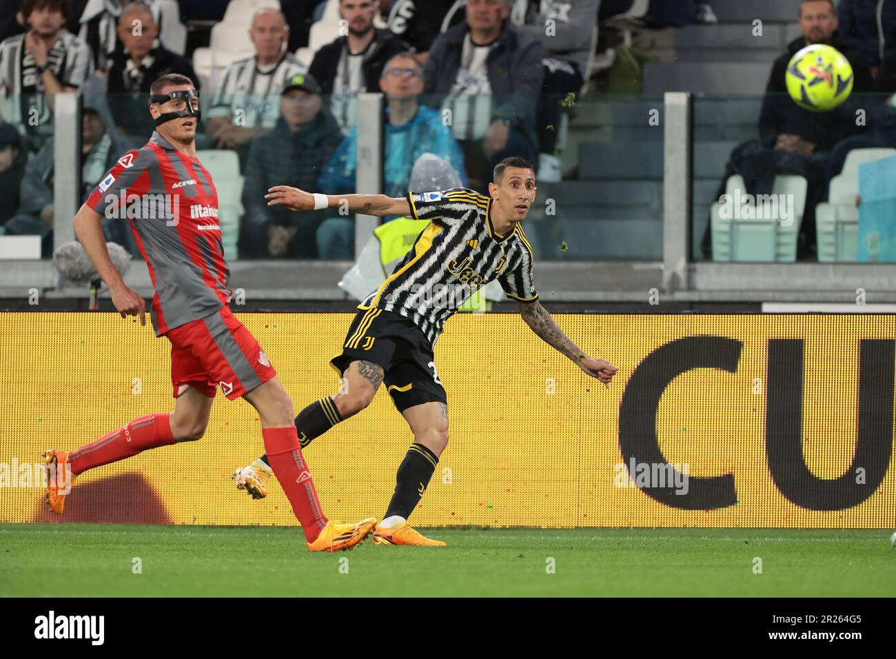 Turin, Italie, 14th mai 2023. Angel Di Maria de Juventus traverse le ballon comme Daniel Ciofani des États-Unis Cremonese regarde sur pendant le match de la série A à l'Allianz Stadium, Turin. Le crédit photo devrait se lire: Jonathan Moscrop / Sportimage Banque D'Images