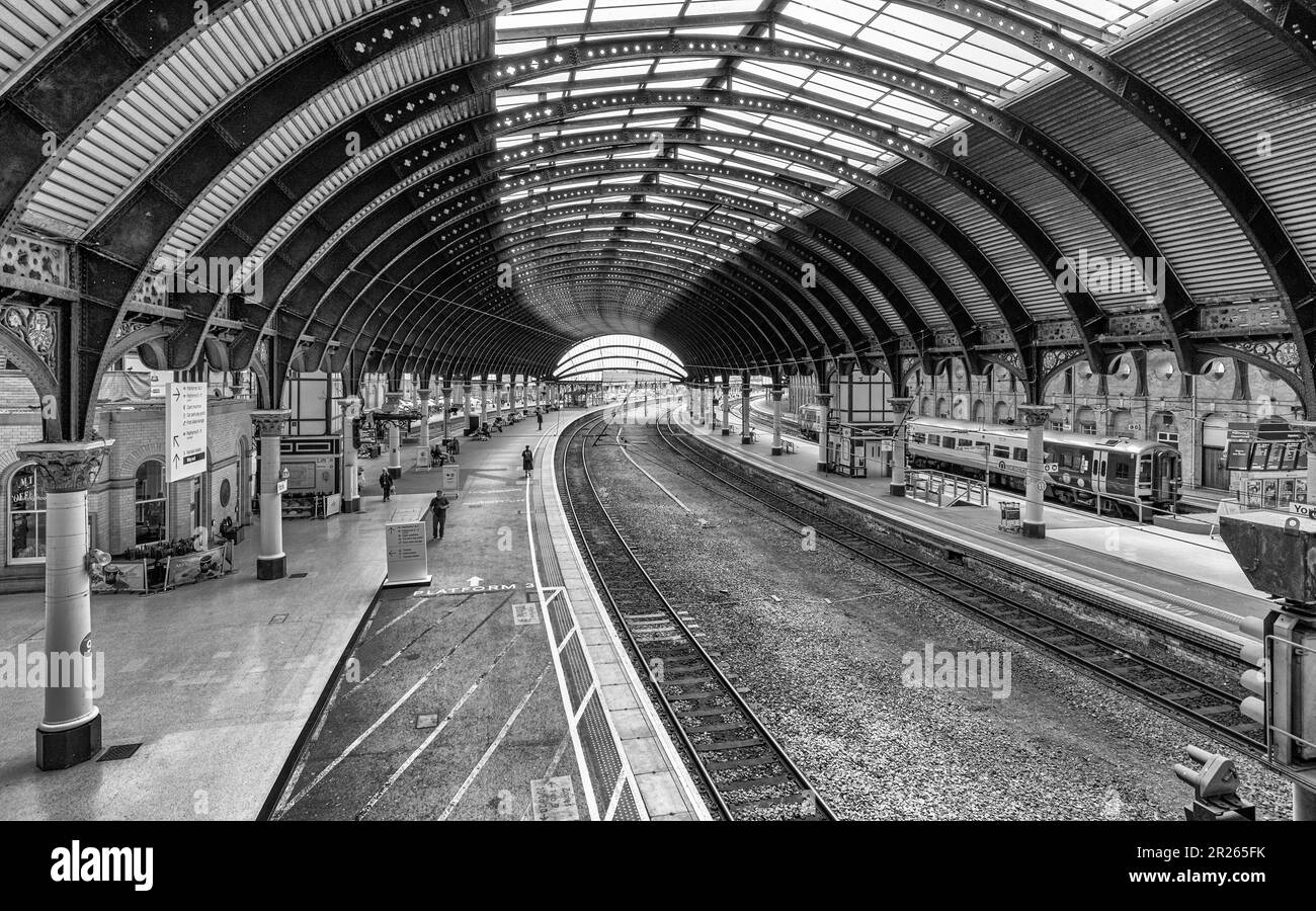 Un panorama d'une station avec 19th siècle de courbure de la voûte. Un train attend dans un parement et les feux de signalisation sont au premier plan. Les passagers attendent sur la pl Banque D'Images