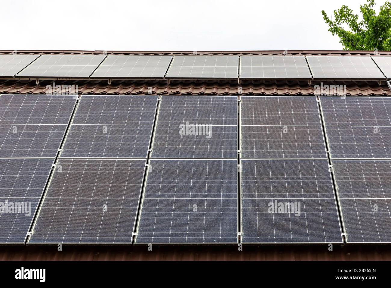 Des panneaux solaires sont visibles sur un bâtiment d'une clinique médicale publique à Horenka (l'une des villes les plus détruites lors de la lutte pour la défense de Kiev en mars 2022). Le système de panneaux solaires ainsi que la pompe à chaleur ont été installés dans la clinique alors que le bâtiment a été reconstruit après avoir été détruit dans le combat. L’idée est de maintenir l’indépendance des institutions publiques vitales à la fois vis-à-vis du gaz russe et de la destruction potentielle des centrales électriques régionales. Une ONG environnementale appelle le gouvernement à mettre en œuvre un plan de redressement écologique. Le projet de la clinique Horenka a été géré par EcoAction et parrainé par Greenpeace. Banque D'Images