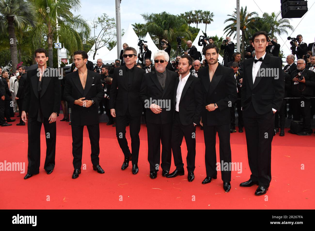 Cannes, . 17th mai 2023. 76th Cannes film Festival 2023, Red Carpet film “Monster”. Photo George Steane, José Condessa, Anthony Vaccarello, directeur Pedro Almodóvar, Ethan Hawke, Jason Fernández et Manuel Rios crédit: Agence de photo indépendante/Alamy Live News Banque D'Images