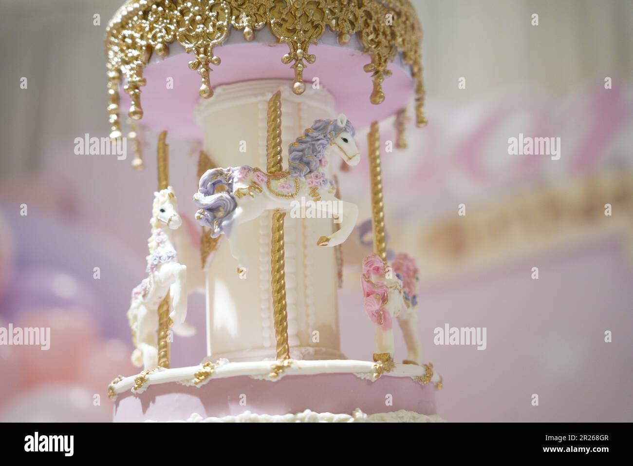 Gâteau d'anniversaire décoration carrousel gros plan. Un joli gâteau énorme avec des détails de carnaval du sucre glace. Gâteau au carrousel à cheval Banque D'Images