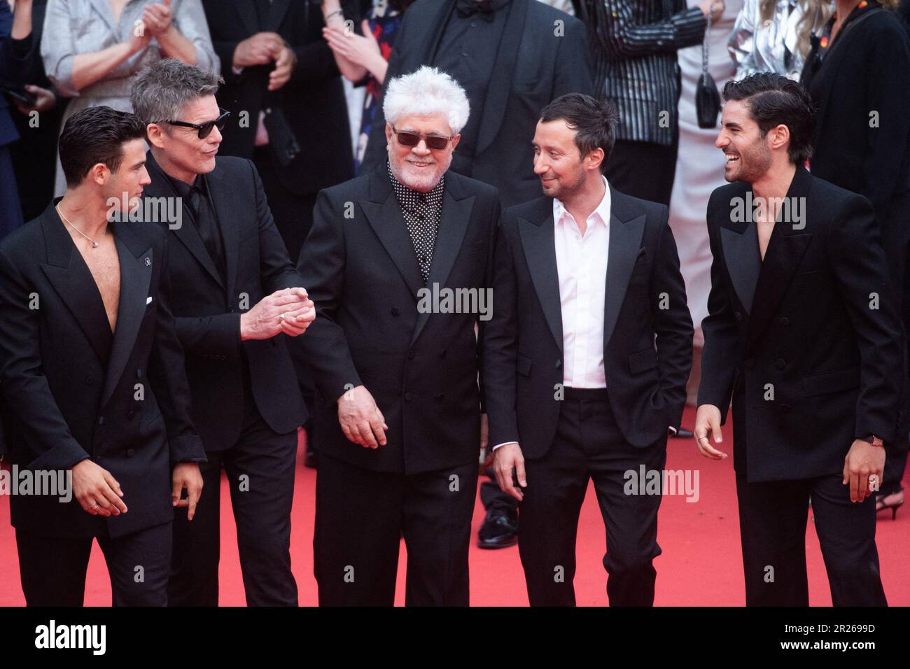 Cannes, France. 17th mai 2023. George Steane, Jose Condessa, Anthony Vaccarello, Directeur Pedro Almodovar, Ethan Hawke, Jason Fernandez et Manuel Rios participant à la première de Monster dans le cadre du Festival de Cannes 76th sur 17 mai 2023. Photo d'Aurore Marechal/ABACAPRESS.COM crédit: Abaca Press/Alay Live News Banque D'Images