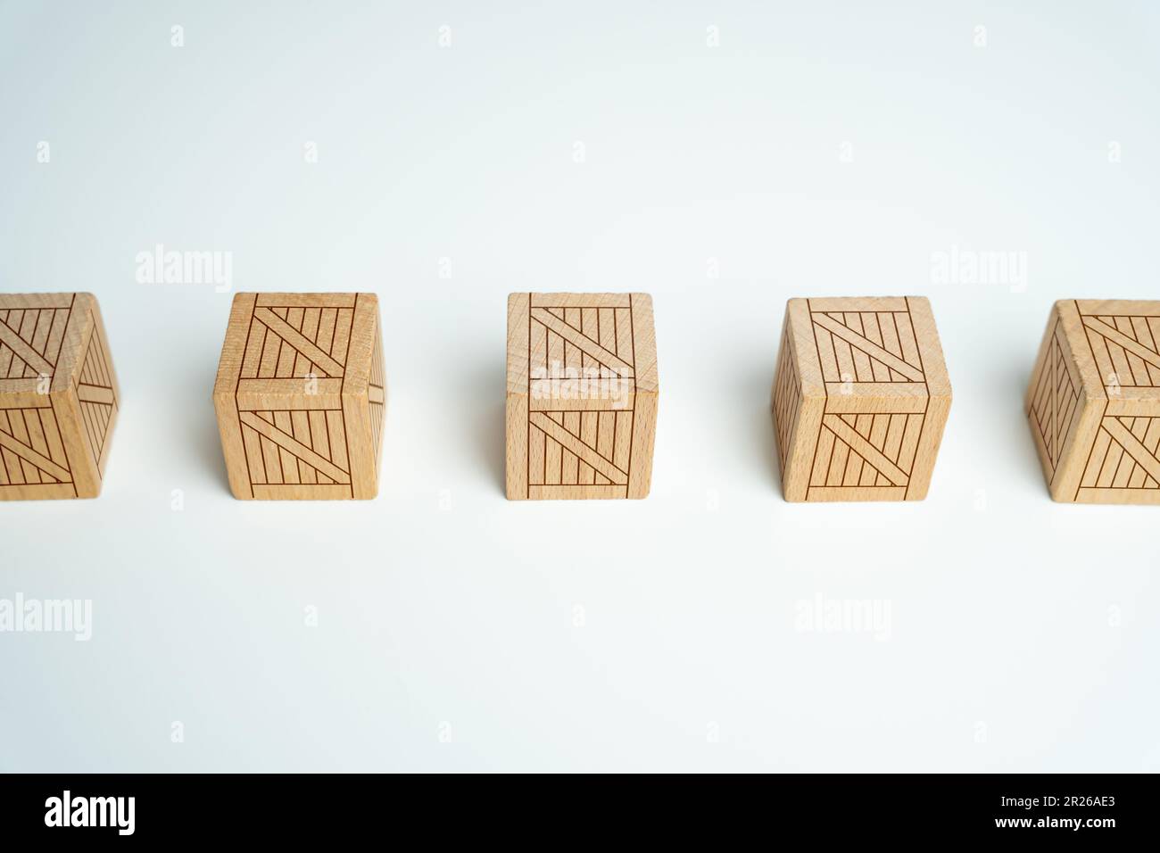 Les caisses en bois sont rangées. Organisation et efficacité du stockage et de l'expédition des marchandises. Gestion efficace de la logistique et de la chaîne d'approvisionnement dans les relations publiques Banque D'Images