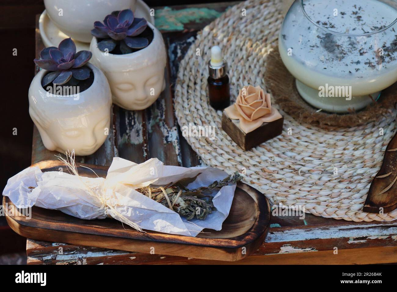 Bouquet de thérapie alternative d'herbes aromatiques et de petites décorations bouddhistes Banque D'Images