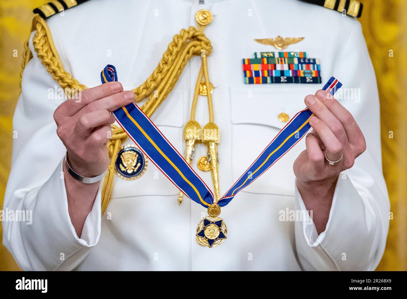 Washington, États-Unis d'Amérique. 17th mai 2023. Washington, États-Unis d'Amérique. 17 mai 2023. La garde d'honneur présidentielle des États-Unis tient la Médaille de l'officier de sécurité publique de Valor lors de la cérémonie de présentation du président Joe Biden dans la salle est de la Maison Blanche, 17 mai 2023 à Washington, DC la médaille est la plus haute décoration du pays pour un officier de sécurité publique pour des actes de bravoure. Crédit : Adam Schultz/White House photo/Alay Live News Banque D'Images