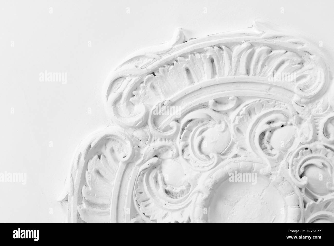 Photo d'arrière-plan vintage avec un plafond en stuc blanc plafond, éléments d'architecture classique Banque D'Images