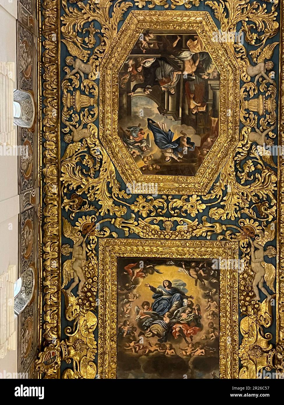 Gravina, Italie. Intérieur de la cathédrale catholique romaine. Deux tableaux datant du 17th siècle sur le plafond doré. L'Assomption de St. Marie dans le ciel. Banque D'Images