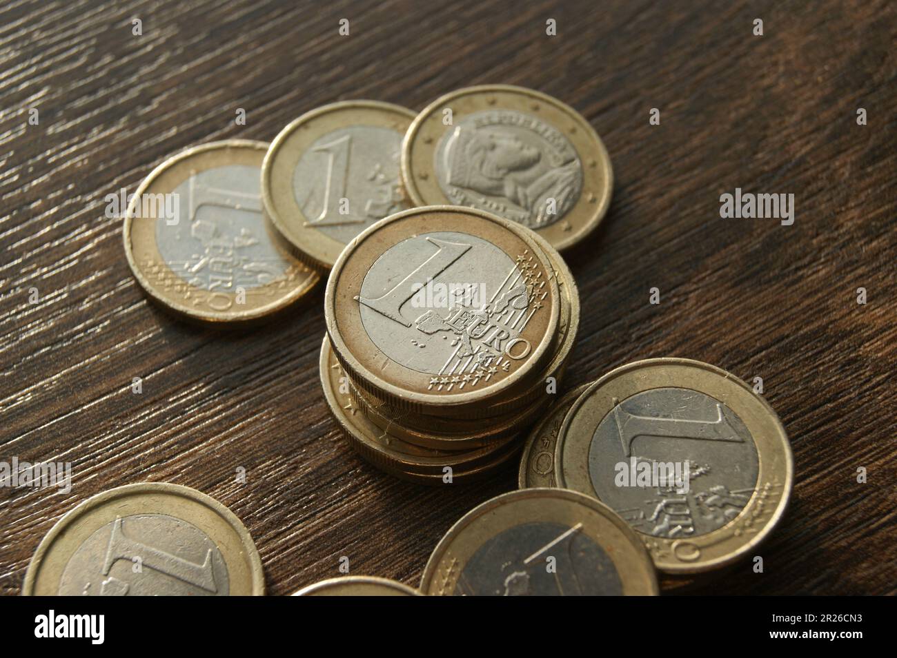 Monnaie européenne. pièces de 1 euros sur une table en bois sombre. Banque D'Images