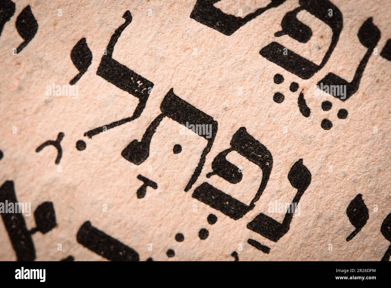 Mot hébreu dans la page Torah. La traduction en anglais est le nom de Nephtali, fondateur de la tribu Israélite de Nephtali Banque D'Images