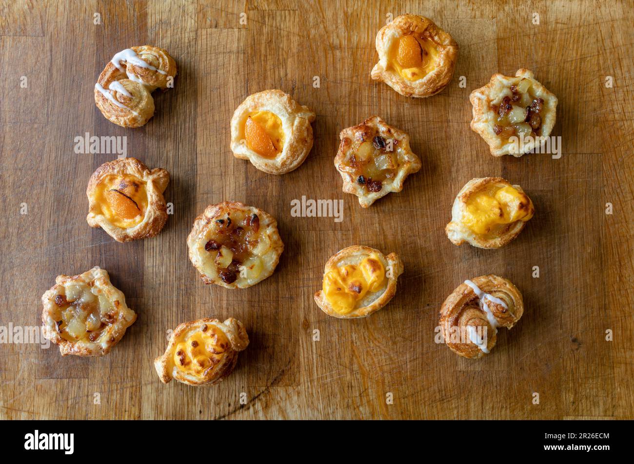 Variété de pâtisseries danoises sur une table en bois, pomme, cannelle, abricot, crème anglaise vue sur le dessus, Vue latérale Banque D'Images