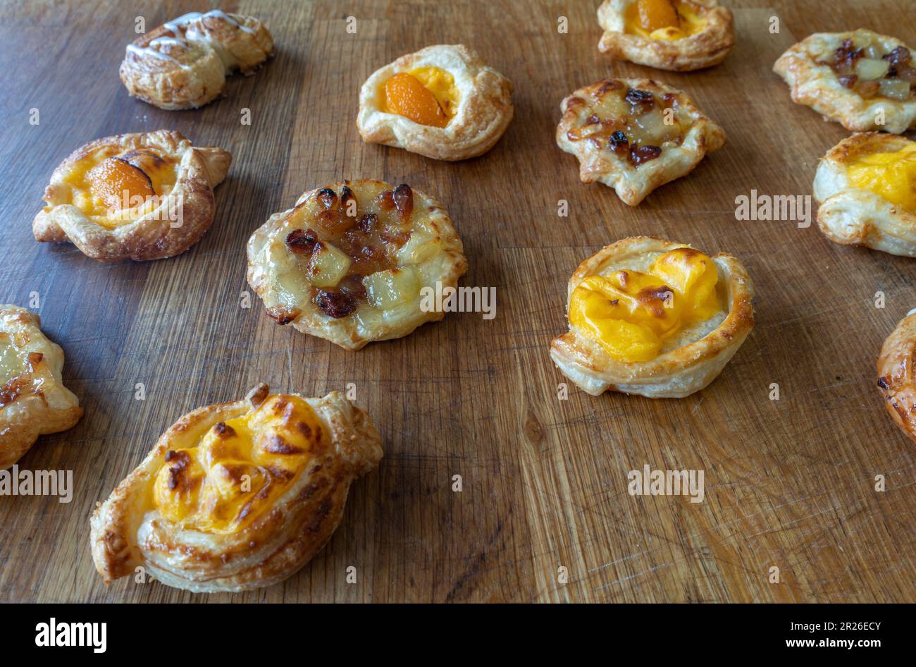 Variété de pâtisseries danoises sur une table en bois, pomme, cannelle, abricot, crème anglaise vue sur le dessus, Vue latérale Banque D'Images
