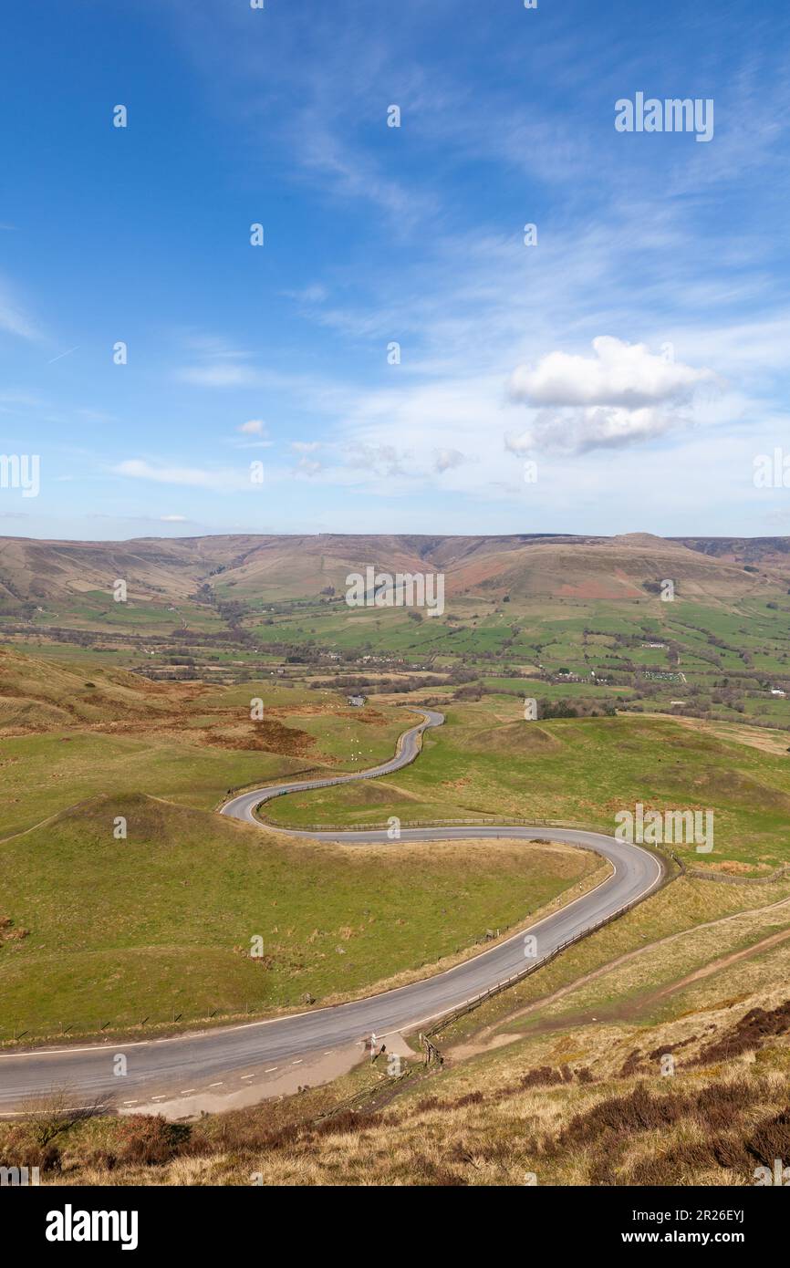 La route sinueuse d'Edale vue depuis MAM Tor dans le district de Hope Valley Peak, dans le Derbyshire. Banque D'Images