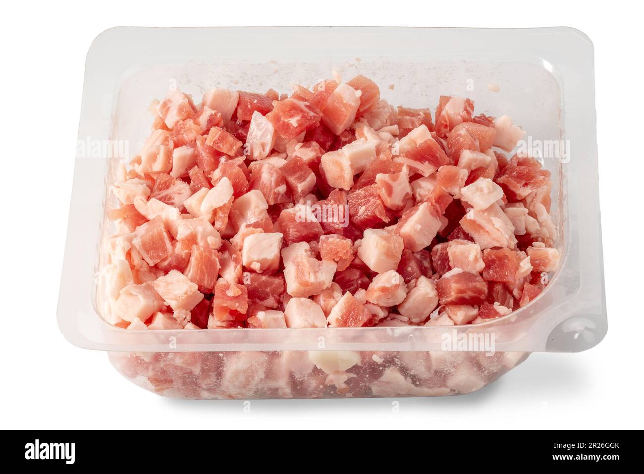 Dés de bacon dans un bac en plastique de qualité alimentaire à vendre, isolés sur du blanc avec passe-cheveux inclus Banque D'Images