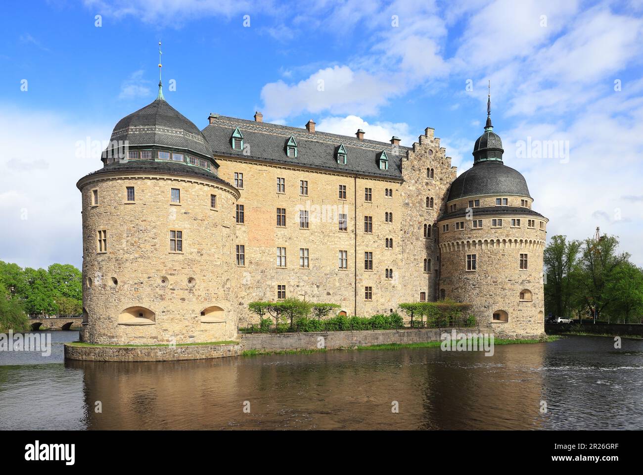 Le magnifique château d'Orebro, dont la construction a commencé au 14th siècle, est entouré d'eau dans la province suédoise de Narke. Banque D'Images