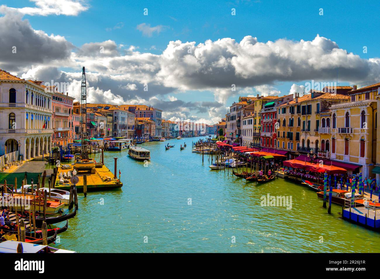 Grand Canal, Venise, Italie. Vue sur le Grand Canal depuis Ponte di Rialto (pont du Rialto). Banque D'Images