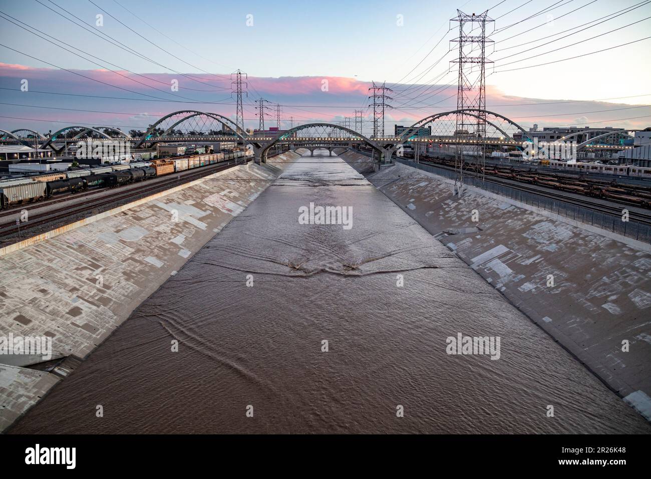 New Sixth Street Bridge et Los Angeles River, centre-ville de Los Angeles, Californie, États-Unis Banque D'Images