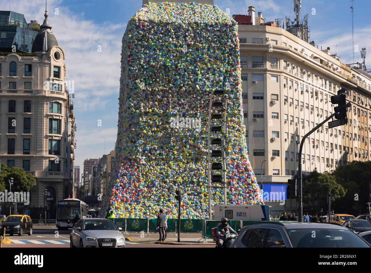 Buenos Aires, Argentine. 15 mai 2023. Par l'intermédiaire du Ministère de l'espace public et de l'hygiène urbaine de la ville, une intervention artistique a été réalisée à l'Obélisque par le collectif Luz interruptus pour sensibiliser à l'importance des « trois R » : réduire, réutiliser et recycler; Dans le cadre de la Journée mondiale du recyclage, célébrée aujourd'hui. L'intervention s'affiche jusqu'à ce que 24 mai. (Crédit : Esteban Osorio/Alay Live News) Banque D'Images