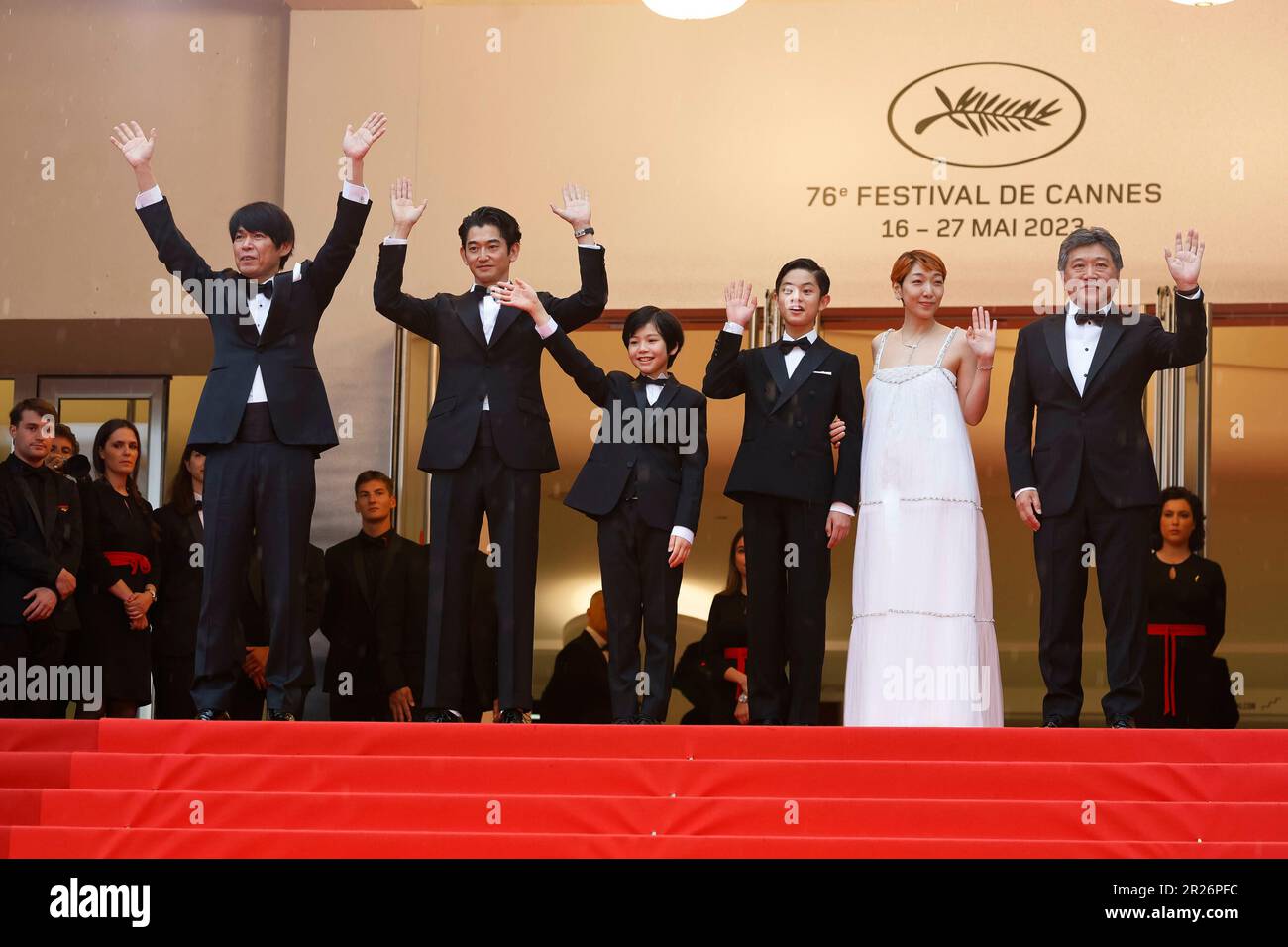 Cannes, France, le 17 mai 2023. Sakura Ando, Kurokawa Soya, Hinata Hiiragi, Eita Nagayama, Yuji Sakamoto et Hirokazu Kore-eda assistent à la première de 'Monster' lors du Festival de Cannes 76th au Palais des Festivals de Cannes, France, le 17 mai 2023.Credit: DPA/Alay Live News Banque D'Images Cannes, France, le 17 mai 2023. Sakura Ando, Kurokawa Soya, Hinata Hiiragi, Eita Nagayama, Yuji Sakamoto et Hirokazu Kore-eda assistent à la première de 'Monster' lors du Festival de Cannes 76th au Palais des Festivals de Cannes, France, le 17 mai 2023.Credit: DPA/Alay Live News Banque D'Images