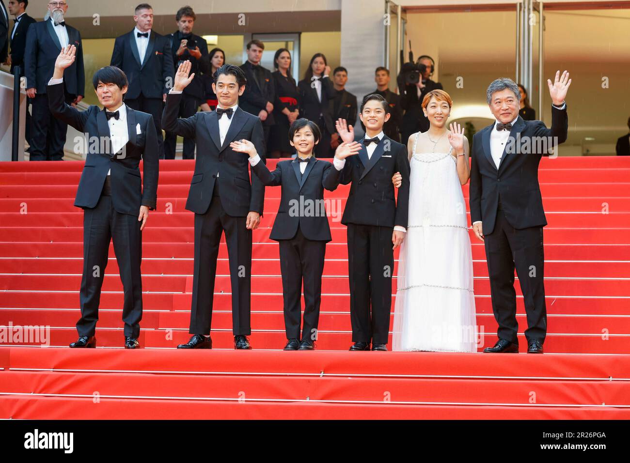 Cannes, France, le 17 mai 2023. Sakura Ando, Kurokawa Soya, Hinata Hiiragi, Eita Nagayama, Yuji Sakamoto et Hirokazu Kore-eda assistent à la première de 'Monster' lors du Festival de Cannes 76th au Palais des Festivals de Cannes, France, le 17 mai 2023.Credit: DPA/Alay Live News Banque D'Images Cannes, France, le 17 mai 2023. Sakura Ando, Kurokawa Soya, Hinata Hiiragi, Eita Nagayama, Yuji Sakamoto et Hirokazu Kore-eda assistent à la première de 'Monster' lors du Festival de Cannes 76th au Palais des Festivals de Cannes, France, le 17 mai 2023.Credit: DPA/Alay Live News Banque D'Images