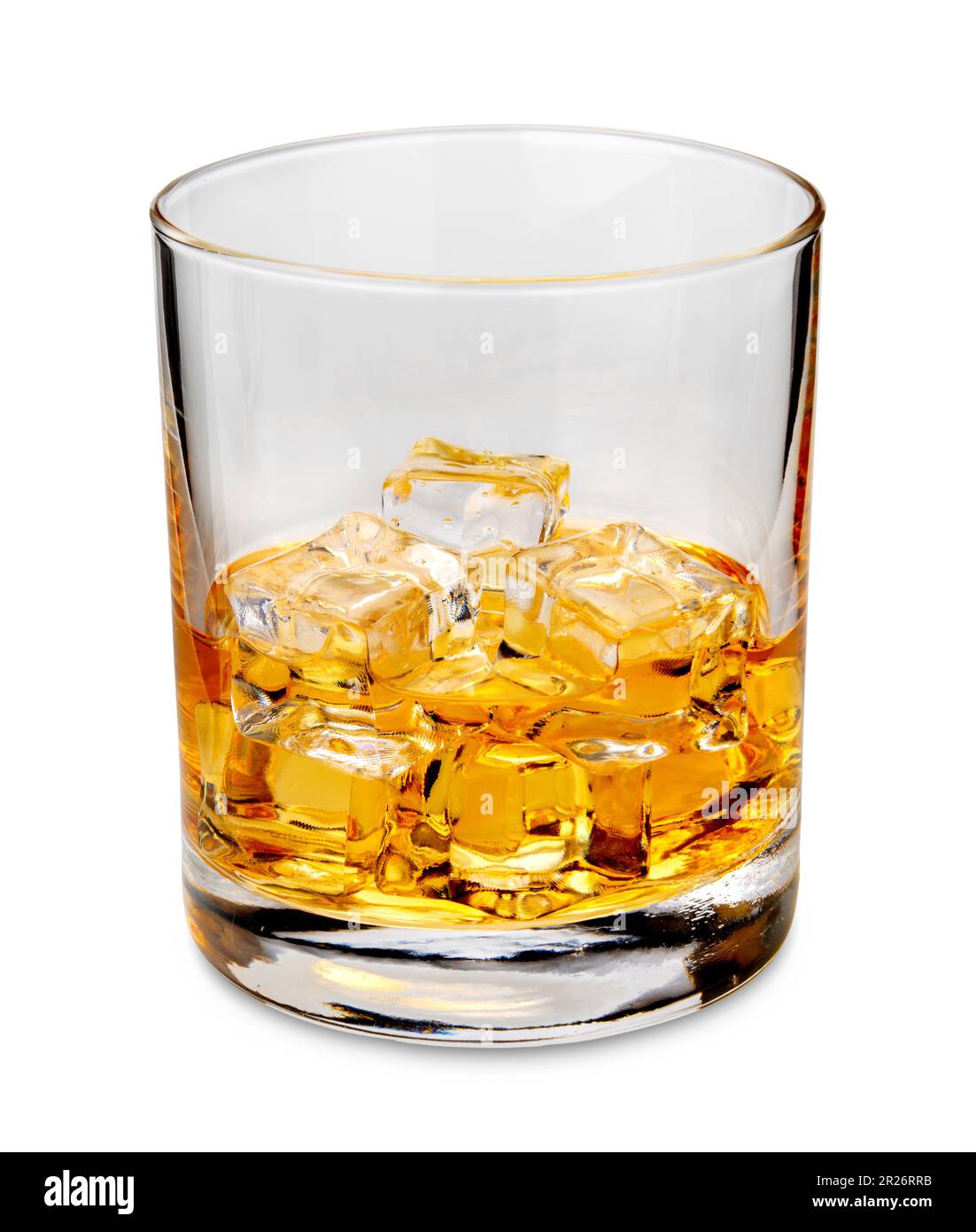 Whisky sur les rochers. Verre de whisky ou de bourbon du Kentucky américain avec glaçons isolés sur du blanc avec passe-cheveux inclus Banque D'Images