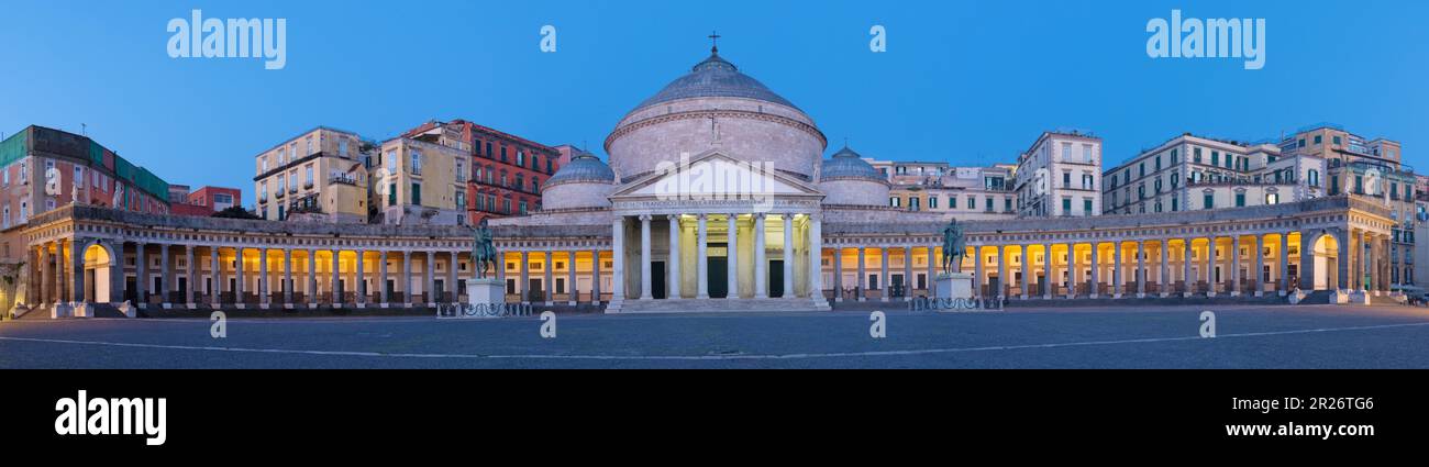 Neaples - la Basilique Reale Pontificia San Francesco da Paola - place Piazza del Plebiscito au crépuscule du matin. Banque D'Images