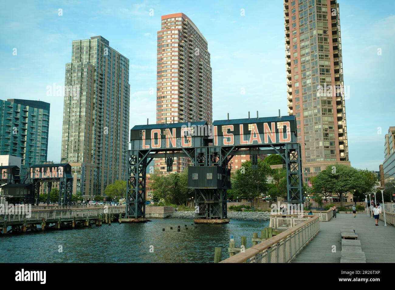 Jetées avec le panneau long Island sur le front de mer à long Island City, New York Banque D'Images