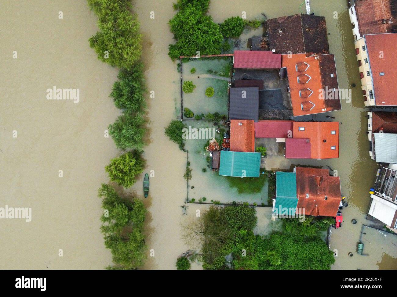 (230517) -- KOSTAJNICA (CROATIE), 17 mai 2023 (Xinhua) -- photo aérienne prise sur 17 mai 2023 montre des maisons inondées près de la rivière una à Kostajnica, Croatie. Les fortes pluies de vendredi dernier ont provoqué des inondations généralisées en Croatie, déclenchant la déclaration d'un état d'urgence dans les régions du centre et du sud-est du pays, à Karlovac et Kostajnica. Pendant ce temps, de fortes précipitations ont également déclenché des avertissements d'inondation ou causé des inondations et des dommages dans toute l'Europe centrale. (Igor Soban/PIXSELL via Xinhua) Banque D'Images