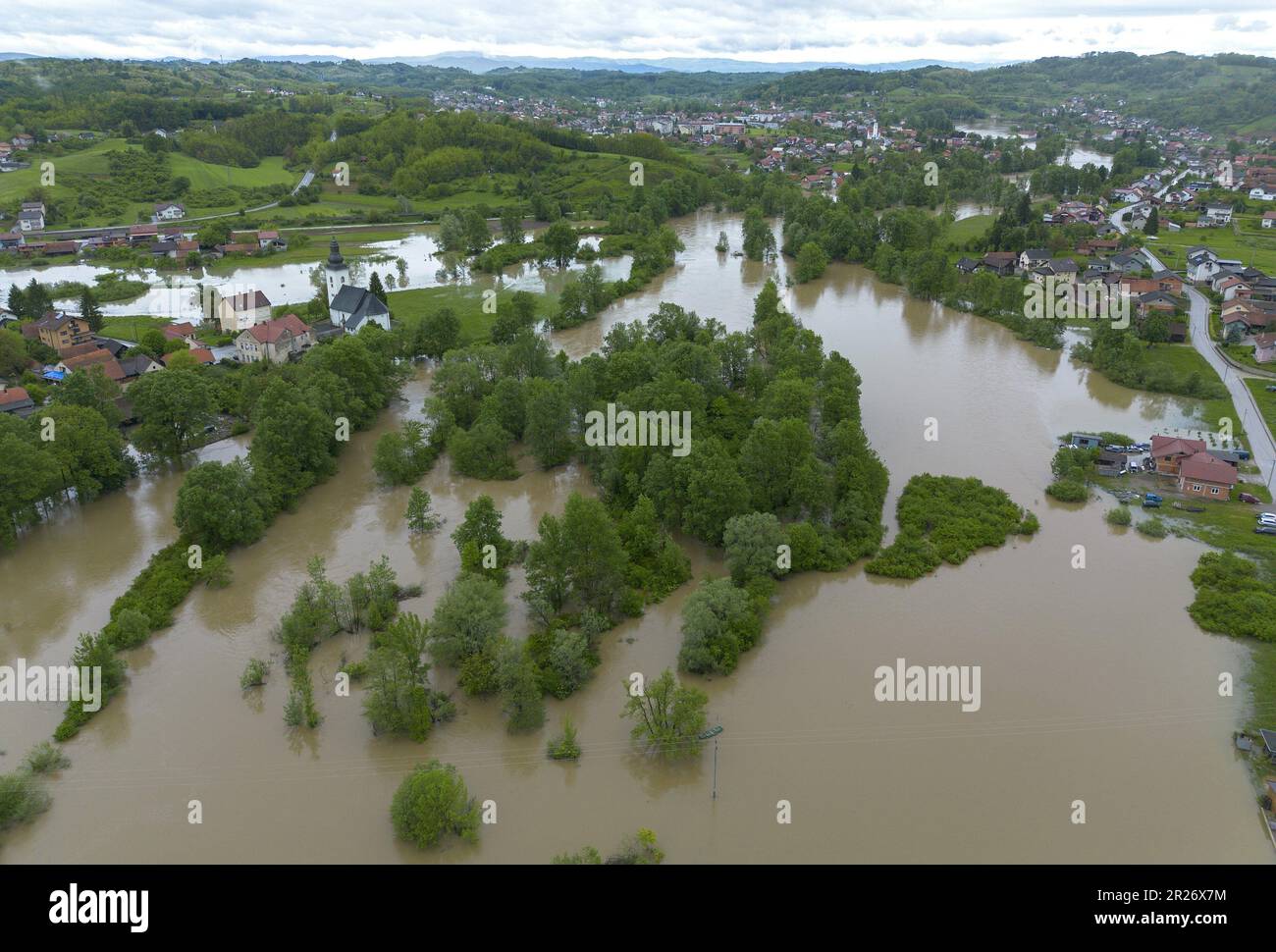 (230517) -- RESA DUGA (CROATIE), 17 mai 2023 (Xinhua) -- photo aérienne prise sur 17 mai 2023 montre une zone inondée à Duga Resa, Croatie. Les fortes pluies de vendredi dernier ont provoqué des inondations généralisées en Croatie, déclenchant la déclaration d'un état d'urgence dans les régions du centre et du sud-est du pays, à Karlovac et Kostajnica. Pendant ce temps, de fortes précipitations ont également déclenché des avertissements d'inondation ou causé des inondations et des dommages dans toute l'Europe centrale. (Luka Stanzl/PIXSELL via Xinhua) Banque D'Images