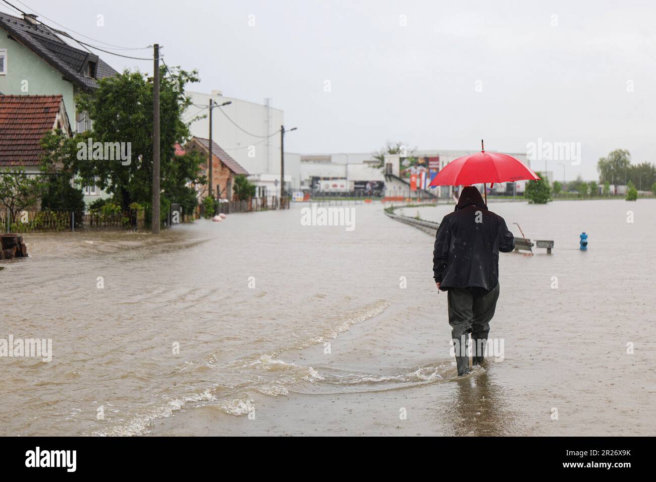 (230517) -- SELCE (CROATIE), 17 mai 2023 (Xinhua) -- Un homme se déverse par une route inondée après que le fleuve Kupa a débordé à Selce près de Karlovac, en Croatie, sur 17 mai 2023. Les fortes pluies de vendredi dernier ont provoqué des inondations généralisées en Croatie, déclenchant la déclaration d'un état d'urgence dans les régions du centre et du sud-est du pays, à Karlovac et Kostajnica. Pendant ce temps, de fortes précipitations ont également déclenché des avertissements d'inondation ou causé des inondations et des dommages dans toute l'Europe centrale. (Luka Stanzl/PIXSELL via Xinhua) Banque D'Images