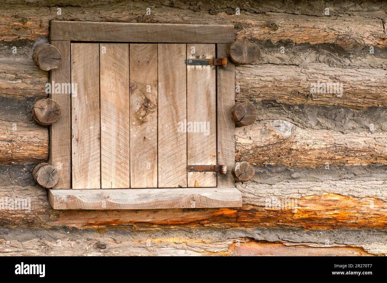 Une fenêtre à bord d'une ancienne cabane en rondins, un site historique de Cleveland, Ohio Banque D'Images