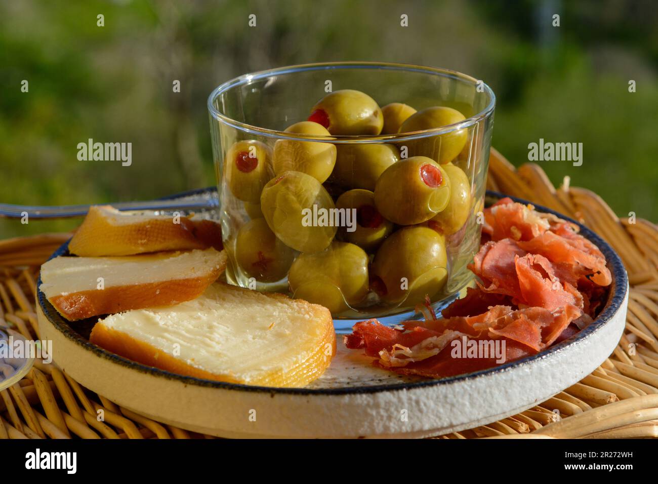 Assiette avec une variété d'en-cas gastronomiques espagnols en entrée ou pendant la dégustation de vins en gros plan Banque D'Images