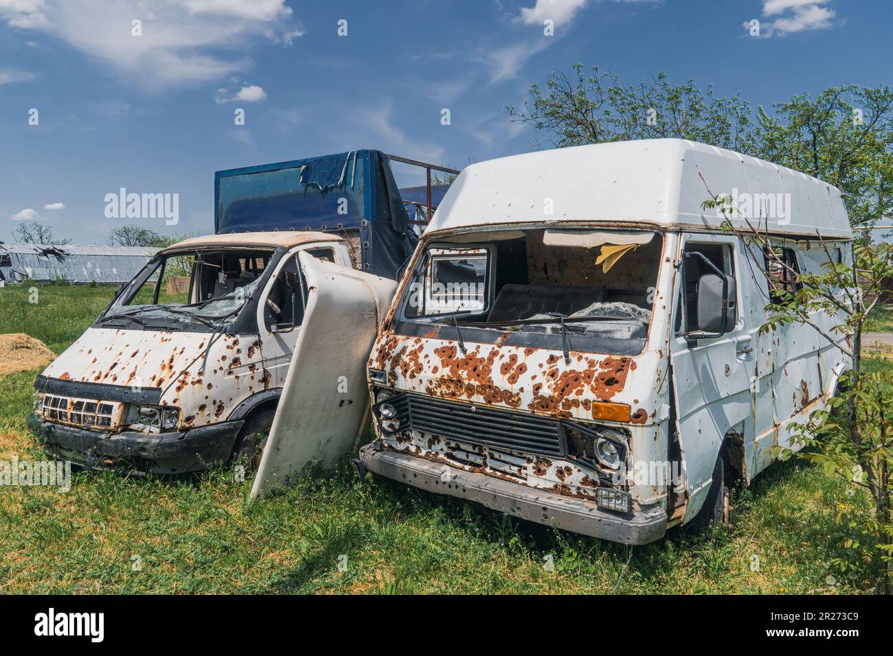 Village de Knyazevka, région de Kherson, Ukraine - 05-15-2023: Bus et camion endommagés par des tirs d'artillerie. La guerre en Ukraine. Invasion russe de l'Ukraine Banque D'Images