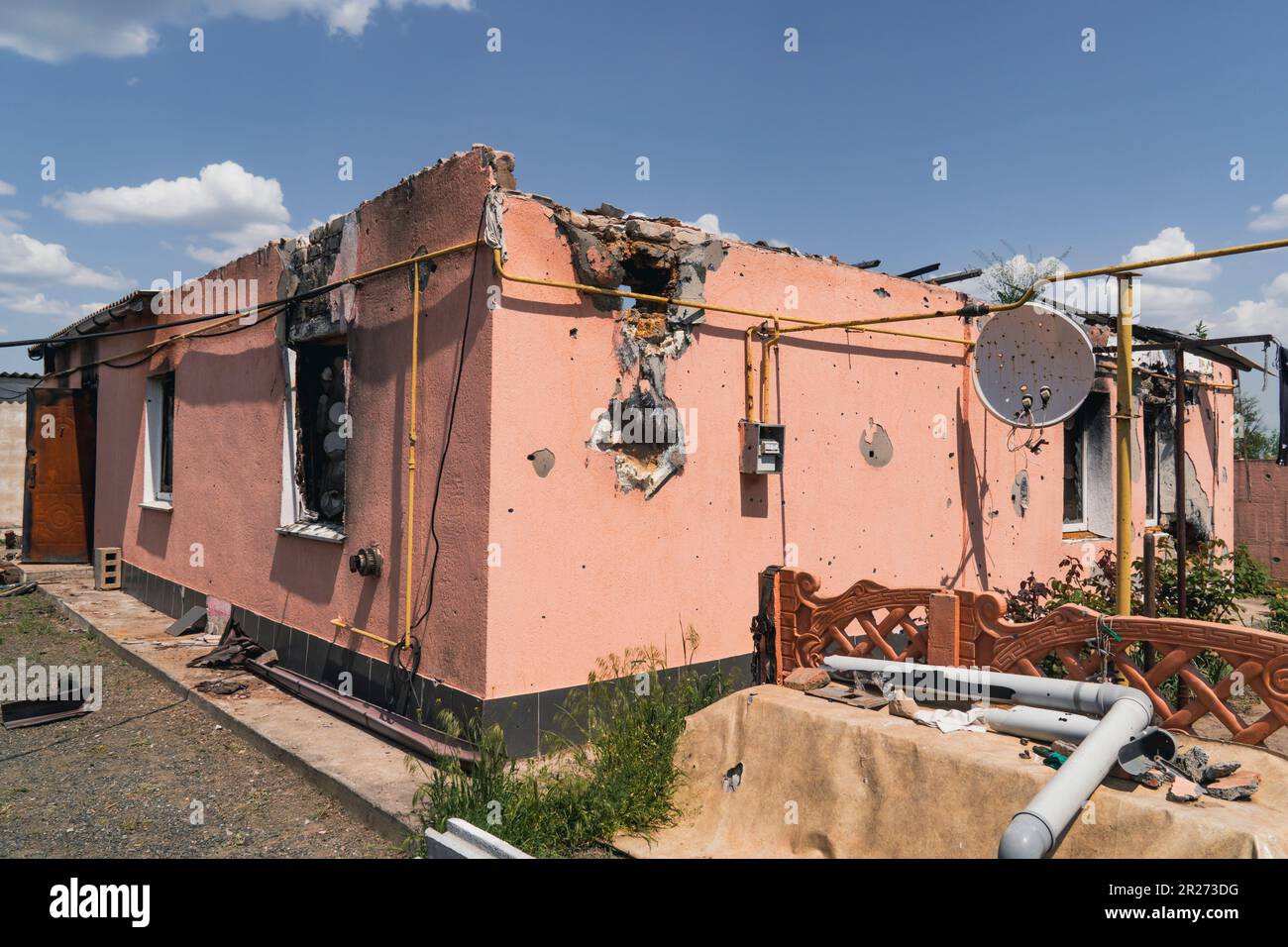 Campagne. Maison détruite par des bombardements. La guerre en Ukraine. Invasion russe de l'Ukraine. Terreur à la population civile. Crimes de guerre Banque D'Images