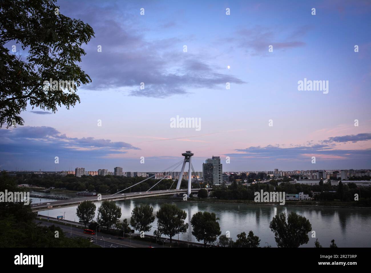 Le pont OVNI à Dusk - Bratislava, Slovaquie Banque D'Images